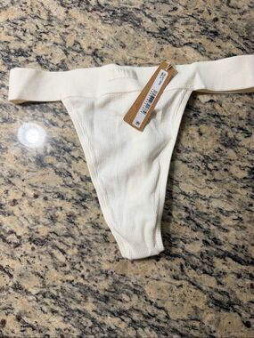 SKIMS Fits Everybody Micro String Thong Underwear Panties Chalk White Womens S